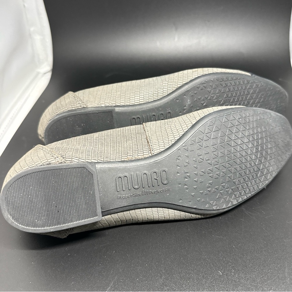Women's Munro Danielle II Grey Lizard Print Nubuck/Patent Size 8 - Picture 5 of 6